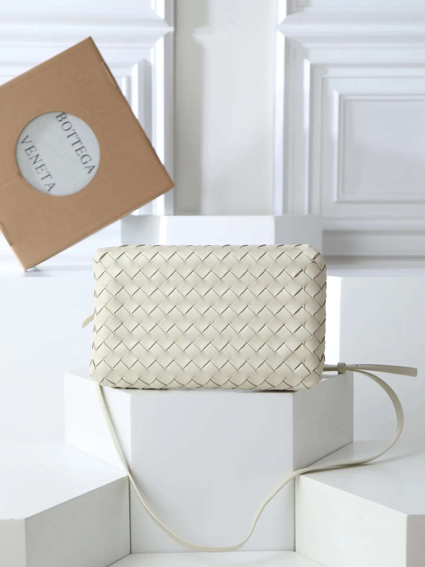 1300. BV's new intrecciato woven leather shoulder bag 🪂 835921 comes with a detachable diagonal shoulder strap and comes with a mini bag inside. The appearance retains the unique design of BV woven leather. The parachute bag is a bag that makes people fall in love before seeing the real thing. The small golden knot embellishment is full of simple and high-end sense to meet your needs in different occasions. Size: 29.5X18.5X17.5cm